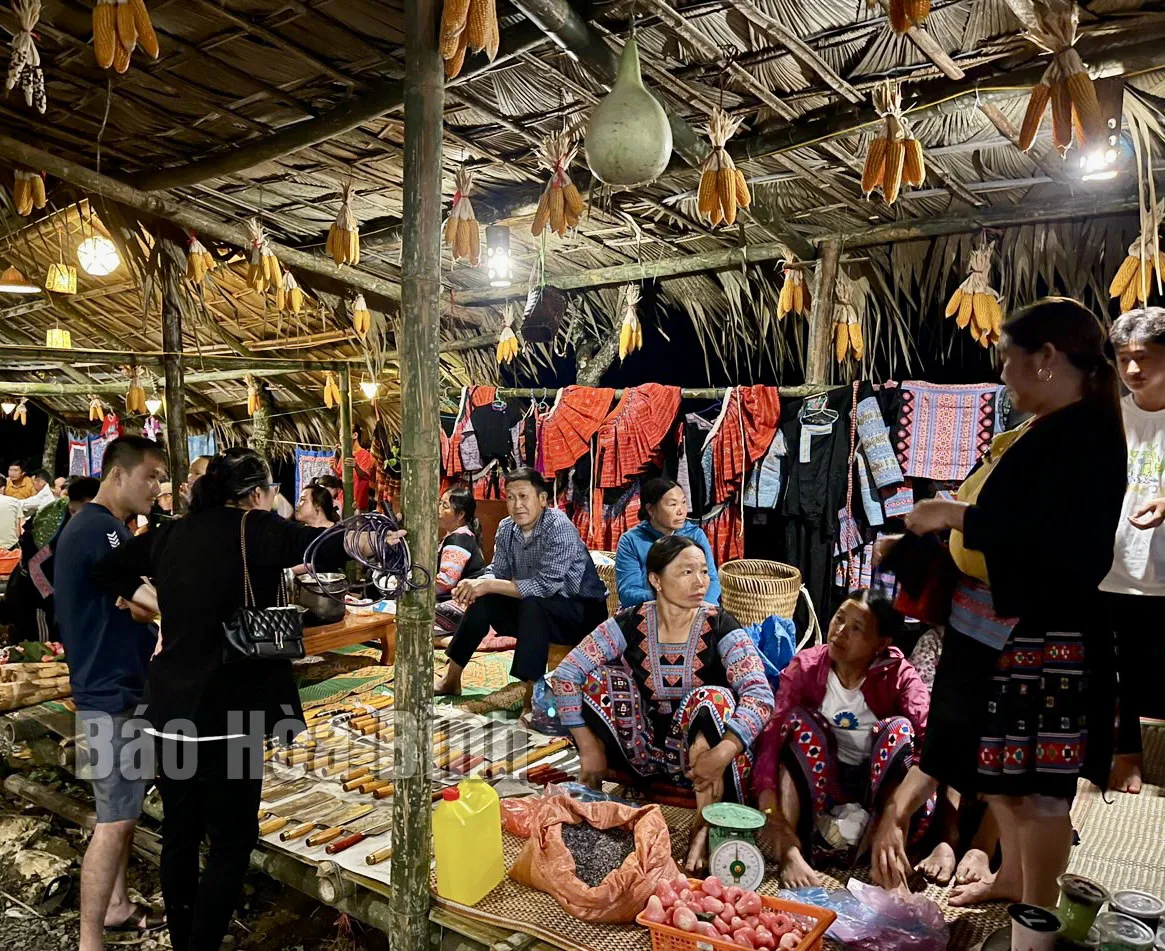 Chợ phiên Pà Cò Mai Châu Phú Thọ: Điểm đến hấp dẫn - Nhà Hàng Hợp Thủy - Đặc sản và điểm đến du lịch nổi tiếng tại Mai Châu